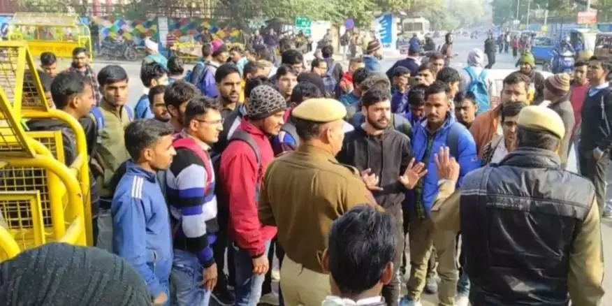 राजस्थान में सेकंड ग्रेड टीचर परीक्षा का पेपर लीक, RPSC ने रद्द किया एग्जाम, छात्रों का हंगामा राजस्थान में सेकंड ग्रेड टीचर परीक्षा का पेपर लीक, RPSC ने रद्द किया एग्जाम, छात्रों का हंगामा