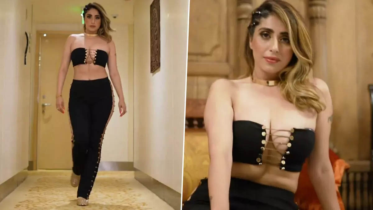 Neha Bhasin Sexy Video: Neha Bhasin ने हॉट आउटफिट पहन दिए बेहद सेक्सी पोज, सिंगर की दिलकश अदाओं ने मचाया कोहराम