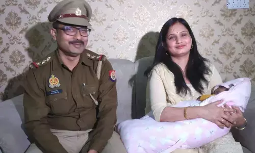 नोएडा में कड़ाके की ठंड में नवजात बच्ची को झाड़ियों में फेंक गए मां-बाप, SHO की पत्नी ने फीडिंग कराकर बचाई जान नोएडा में कड़ाके की ठंड में नवजात बच्ची को झाड़ियों में फेंक गए मां-बाप, SHO की पत्नी ने फीडिंग कराकर बचाई जान