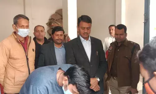 वाराणसी जिलाधिकारी एस. राजलिंगम जब अचानक जा पहुंचे राशन की दुकान, देखा गरीबों को राशन मिलता है कि नहीं! वाराणसी जिलाधिकारी एस. राजलिंगम जब अचानक जा पहुंचे राशन की दुकान, देखा गरीबों को राशन मिलता है कि नहीं!