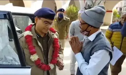 Bareilly Police News: जब एसएसपी ने अपने ही दरोगा की गाड़ी की सीज तो जनता ने किया फूलमाला से स्वागत Bareilly Police News: जब एसएसपी ने अपने ही दरोगा की गाड़ी की सीज तो जनता ने किया फूलमाला से स्वागत