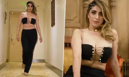 Neha Bhasin Sexy Video: Neha Bhasin ने हॉट आउटफिट पहन दिए बेहद सेक्सी पोज, सिंगर की दिलकश अदाओं ने मचाया कोहराम