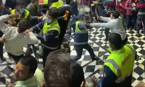 मथुरा के बांके बिहारी मंदिर में निजी सुरक्षा गार्ड की गुंडागर्दी, सेल्फी ले रहे श्रद्धालुओं को पीटा