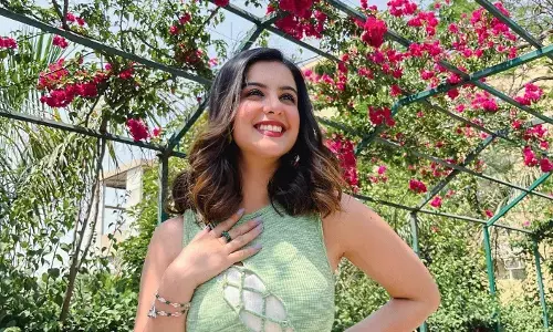 Tunisha Sharma Suicide: कौन थीं टुनिशा शर्मा, जिन्होंने 20 साल की उम्र में दे दी जान, कैटरीना से विद्या बालन जैसी एक्ट्रेस संग कर चुकी है काम ! Tunisha Sharma Suicide: कौन थीं टुनिशा शर्मा, जिन्होंने 20 साल की उम्र में दे दी जान, कैटरीना से विद्या बालन जैसी एक्ट्रेस संग कर चुकी है काम !