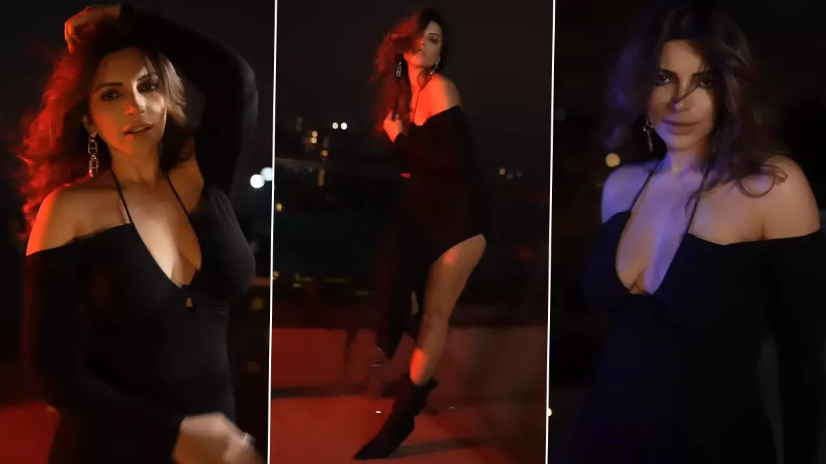 Shama Sikander Sexy Video: Shama Sikander ने Christmas के मौके बिखेरा हुस्न का जलवा, ब्लैक डीप नेक आउटफिट में दिए कातिल पोज Shama Sikander Sexy Video: Shama Sikander ने Christmas के मौके बिखेरा हुस्न का जलवा, ब्लैक डीप नेक आउटफिट में दिए कातिल पोज