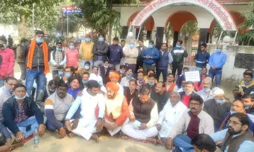 चोलापुर लूट कांड: सर्राफा कारोबारी के साथ असलहे के बल पर हुए लूट को लेकर सर्राफा कारोबारी नाराज,थाने के सामने मौन धरना प्रदर्शन चोलापुर लूट कांड: सर्राफा कारोबारी के साथ असलहे के बल पर हुए लूट को लेकर सर्राफा कारोबारी नाराज,थाने के सामने मौन धरना प्रदर्शन