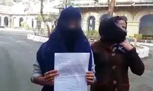 पुलिसवाले ने की छात्रा से अभद्रता..बोला मुझसे दोस्ती करो नहीं तो काट दूंगा 10 हजार का चालान पुलिसवाले ने की छात्रा से अभद्रता..बोला मुझसे दोस्ती करो नहीं तो काट दूंगा 10 हजार का चालान