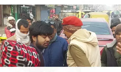 टोटो चालक ने किया स्कूटी सवार पर पेचकस से हमला टोटो चालक ने किया स्कूटी सवार पर पेचकस से हमला