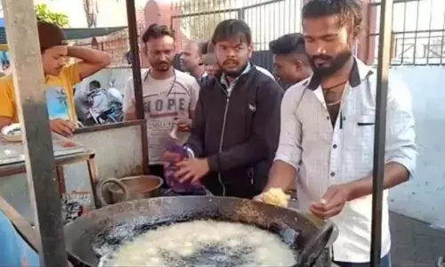 बेटी के जन्म से खुश पिता ने 500 लोगों को खिलाए मंगोड़े बेटी के जन्म से खुश पिता ने 500 लोगों को खिलाए मंगोड़े