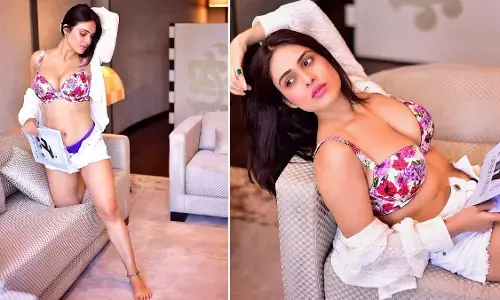 Neha Malik Sexy Video: भोजपुरी एक्ट्रेस Neha Malik ने सोफा पर दिया ऐसा पोज कि उड़े फैंस के होश, बिकिनी पहनकर ढा रही हैं कहर Neha Malik Sexy Video: भोजपुरी एक्ट्रेस Neha Malik ने सोफा पर दिया ऐसा पोज कि उड़े फैंस के होश, बिकिनी पहनकर ढा रही हैं कहर