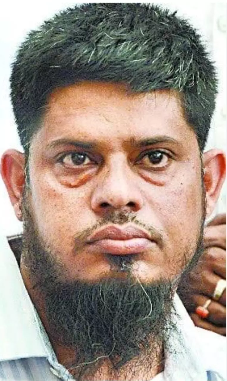 मीट व्यवसायी शकील कुरैशी के ठिकानों पर आयकर की छापेमारी मीट व्यवसायी शकील कुरैशी के ठिकानों पर आयकर की छापेमारी