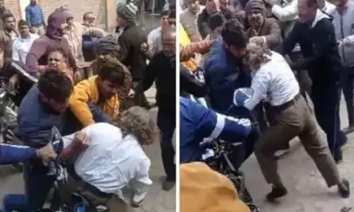 गाजियाबाद में RSS के पथ संचलन में हुई मारपीट, वीडियो वायरल होने पर थाने पर जमा हुई भीड़, कमिश्नर ने दिया सूझबूझ का परिचय गाजियाबाद में RSS के पथ संचलन में हुई मारपीट, वीडियो वायरल होने पर थाने पर जमा हुई भीड़, कमिश्नर ने दिया सूझबूझ का परिचय