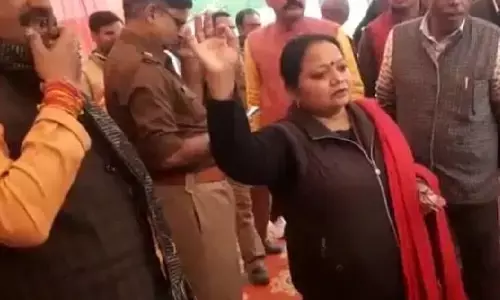 हाथ जोड़ते रहे विधायक, महिला हेडमास्टर लगाती रही फटकार..प्रयागराज में एक दिलचस्प मामला सामने आया हाथ जोड़ते रहे विधायक, महिला हेडमास्टर लगाती रही फटकार..प्रयागराज में एक दिलचस्प मामला सामने आया