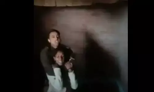 विवेचना करने गए दरोगा को महिला ने कमरे में बंद कर किया मारपीट, कपड़ा फाड़ कर फंसाने की कोशिश विवेचना करने गए दरोगा को महिला ने कमरे में बंद कर किया मारपीट, कपड़ा फाड़ कर फंसाने की कोशिश