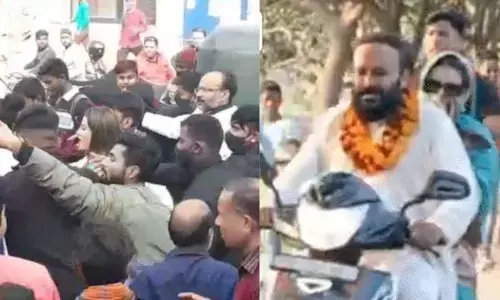 मेयर पद प्रत्याशी के पति के साथ स्कूटी पर भागी अक्षरा सिंह, लोग देख हुए हैरान मेयर पद प्रत्याशी के पति के साथ स्कूटी पर भागी अक्षरा सिंह, लोग देख हुए हैरान