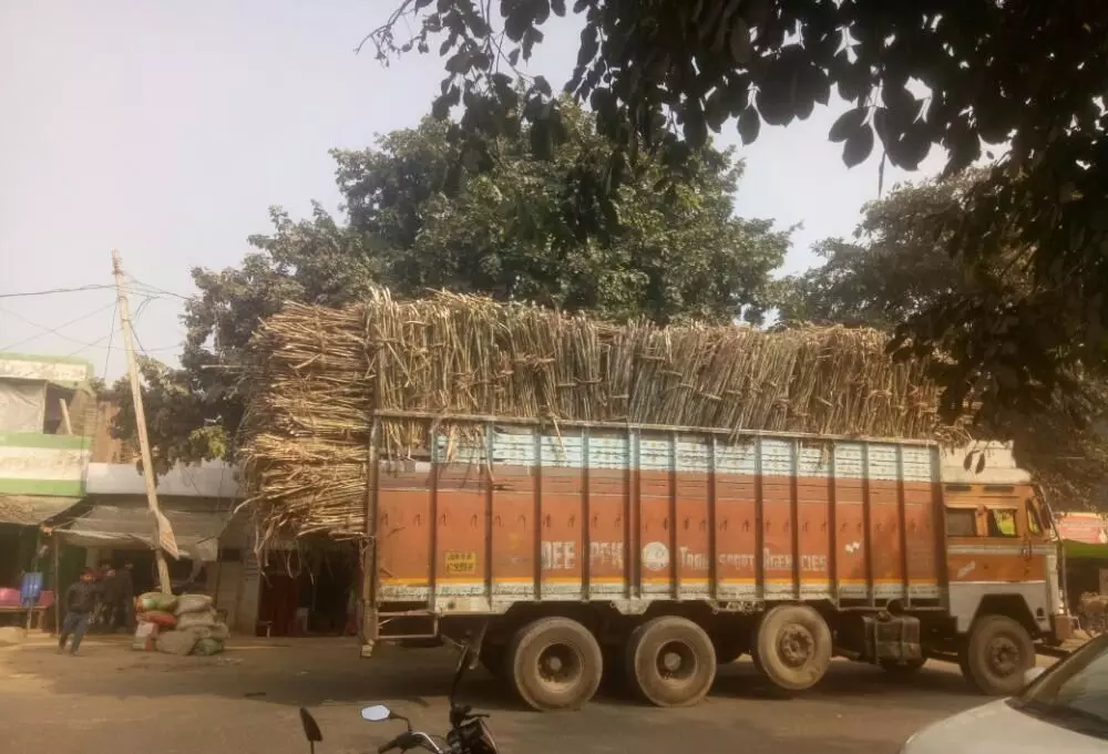 हरदोई में किसी बड़े हादसे को दावत देगा ओवरलोडिंग का कहर, राहगीर परेशान मुख्य मार्ग पर लगा रहता है जाम