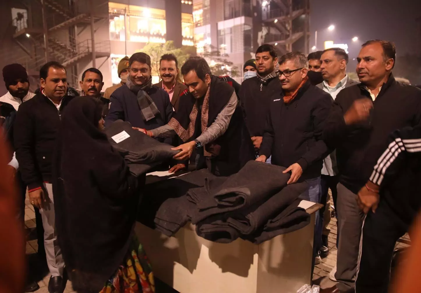कड़ाके की ठंड में गरीबों का सहारा बना नोएडा मीडिया क्लब