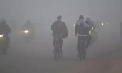 Aaj Ka Mausam: राजधानी में ठंड प्रचंड, आज भी कोल्ड डे ,घने कोहरे के चलते ट्रेनें लेट, फ्लाइट्स डायवर्ट Aaj Ka Mausam: राजधानी में ठंड प्रचंड, आज भी कोल्ड डे ,घने कोहरे के चलते ट्रेनें लेट, फ्लाइट्स डायवर्ट