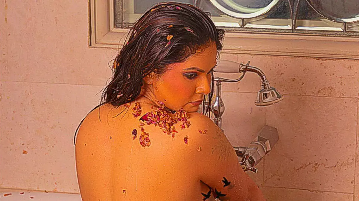 Aabha Paul Sexy Video: Aabha Paul ने टॉपलेस होकर गुलाब की पंखुड़ियों से भरे बाथटब में सेमी-न्यूड होकर दिए पोज, बोल्डनेस उड़ा देगी आपके होश
