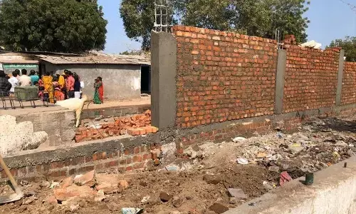 आ गया गुजरात मॉडल, दीवार से ढक रहे हैं गरीबी..
