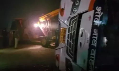 अयोध्या दर्शन को आ रही श्रद्धालुओं से भरी बस पलटी, कई लोग हुए घायल अयोध्या दर्शन को आ रही श्रद्धालुओं से भरी बस पलटी, कई लोग हुए घायल