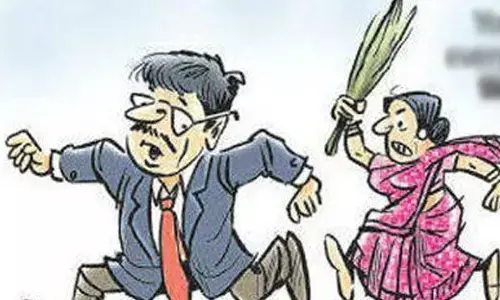 कचहरी बना जंग का मैदान, तलाक के बाद शौहर को बीवी ने पीटा कचहरी बना जंग का मैदान, तलाक के बाद शौहर को बीवी ने पीटा
