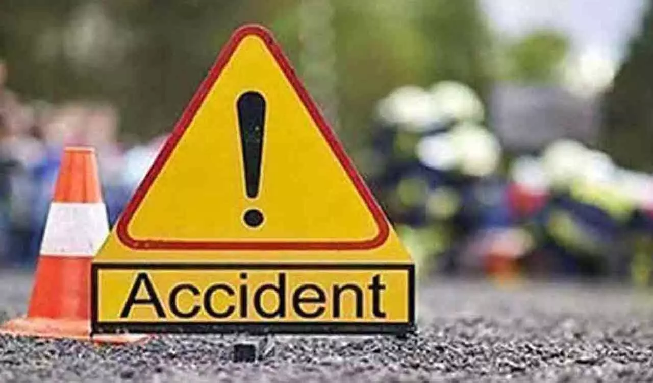 Bus Accident: सीतापुर में यात्रियों से भरी बस तालाब में पलटी, 20 से अधिक लोग घायल