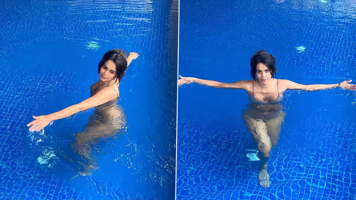 Mallika Sherawat Sexy Video: Mallika Sherawat ने बिकनी पहन स्विमिंग पूल में लगाई आग, हॉट अवतार देख यूजर्स हुए लट्टू Mallika Sherawat Sexy Video: Mallika Sherawat ने बिकनी पहन स्विमिंग पूल में लगाई आग, हॉट अवतार देख यूजर्स हुए लट्टू