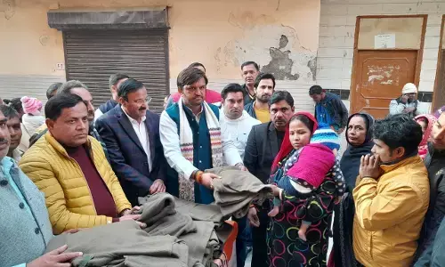 गरीब लोगों को कपड़े वितरित कर मनाया जन्मदिन गरीब लोगों को कपड़े वितरित कर मनाया जन्मदिन