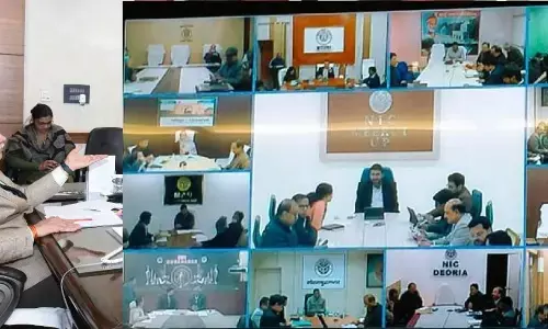 मुख्य सचिव ने वीडियो कॉन्फ्रेन्सिंग के जरिए मण्डलायुक्तों एवं जिलाधिकारियों के साथ की बात, बरेली और आगरा के सीडीओ ने रखी अपनी बात