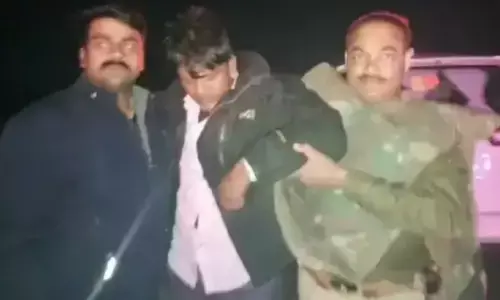 50 हजार का इनामी बदमाश गिरफ्तार, पास से कट्टा, कारतूस और बाइक बरामद