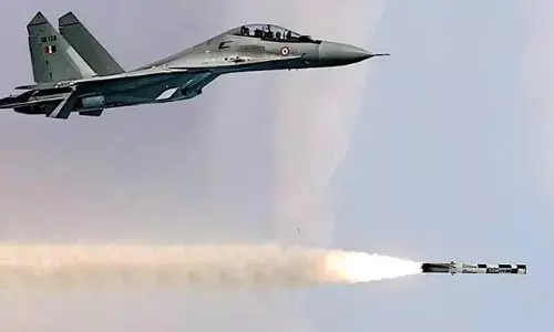 IAF BrahMos Test: सुखोई फाइटर जेट से ब्रह्मोस के नए अवतार की सफल टेस्टिंग, घातक स्पीड से किया टारगेट का खात्मा IAF BrahMos Test: सुखोई फाइटर जेट से ब्रह्मोस के नए अवतार की सफल टेस्टिंग, घातक स्पीड से किया टारगेट का खात्मा