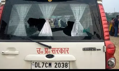 अतिक्रमण ढहाने गई टीम पर हमला ,एसडीएम की गाड़ी का शीशा तोड़ा अतिक्रमण ढहाने गई टीम पर हमला ,एसडीएम की गाड़ी का शीशा तोड़ा