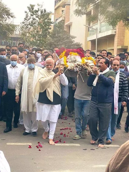 Prime Minister Narendra Modis mother Heeraben passed away: मोदी ने माँ की अर्थी को कंधा देकर दी अंतिम विदाई और रो पड़े Prime Minister Narendra Modis mother Heeraben passed away: मोदी ने माँ की अर्थी को कंधा देकर दी अंतिम विदाई और रो पड़े