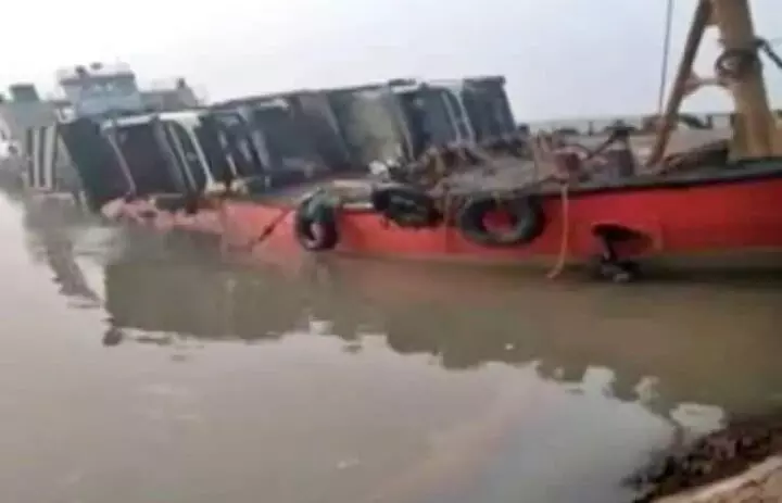 बिहार: कटिहार में बड़ा हादसा, मालवाहक जहाज डूबा कई ट्रक और दो लोग भी डूबे