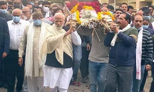 Prime Minister Narendra Modis mother Heeraben passed away: मोदी ने माँ की अर्थी को कंधा देकर दी अंतिम विदाई और रो पड़े Prime Minister Narendra Modis mother Heeraben passed away: मोदी ने माँ की अर्थी को कंधा देकर दी अंतिम विदाई और रो पड़े