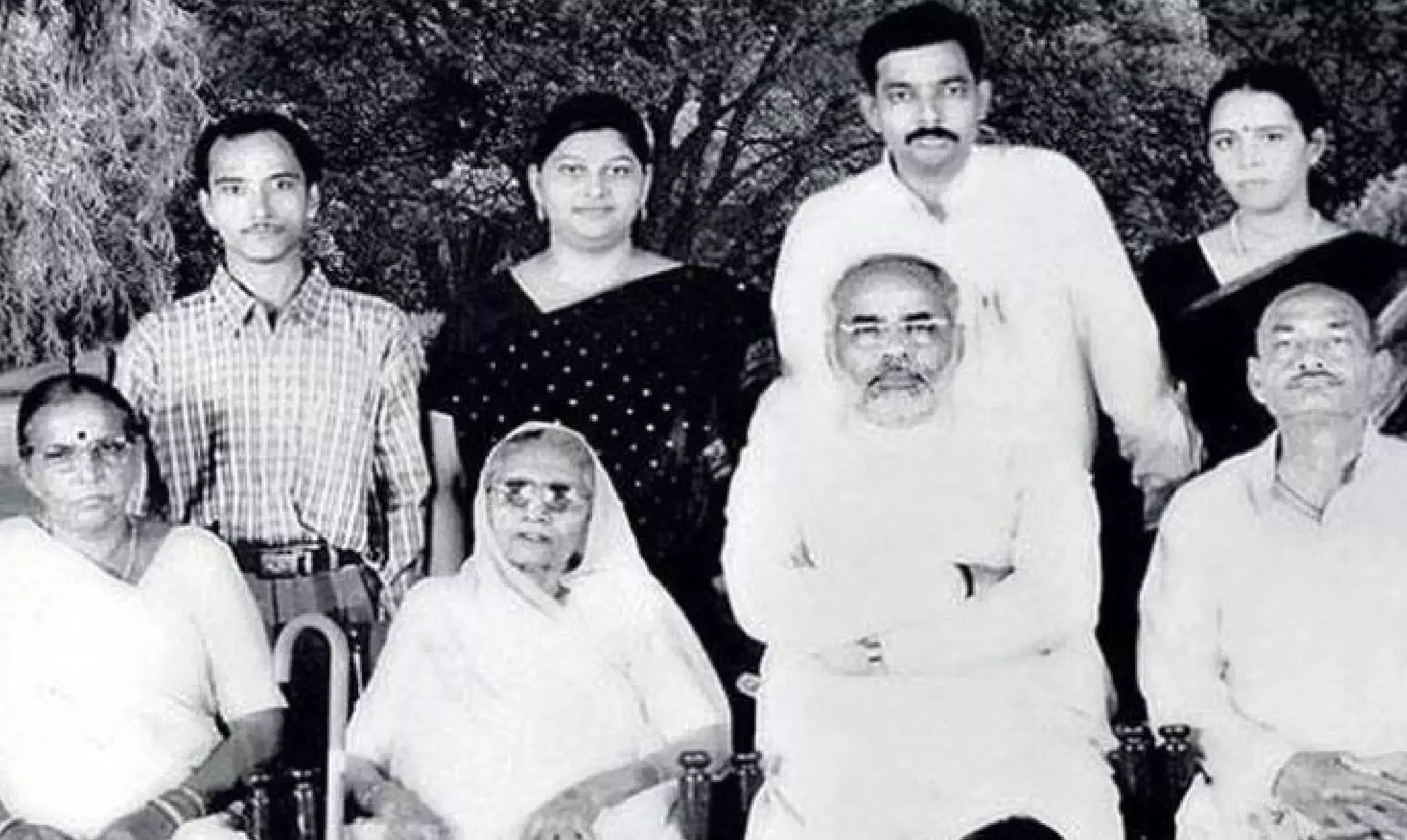 PM Modi Mother Death: जानें कितना बड़ा है हीराबेन मोदी का परिवार, पीएम के हैं 5 भाई और एक बहन PM Modi Mother Death: जानें कितना बड़ा है हीराबेन मोदी का परिवार, पीएम के हैं 5 भाई और एक बहन