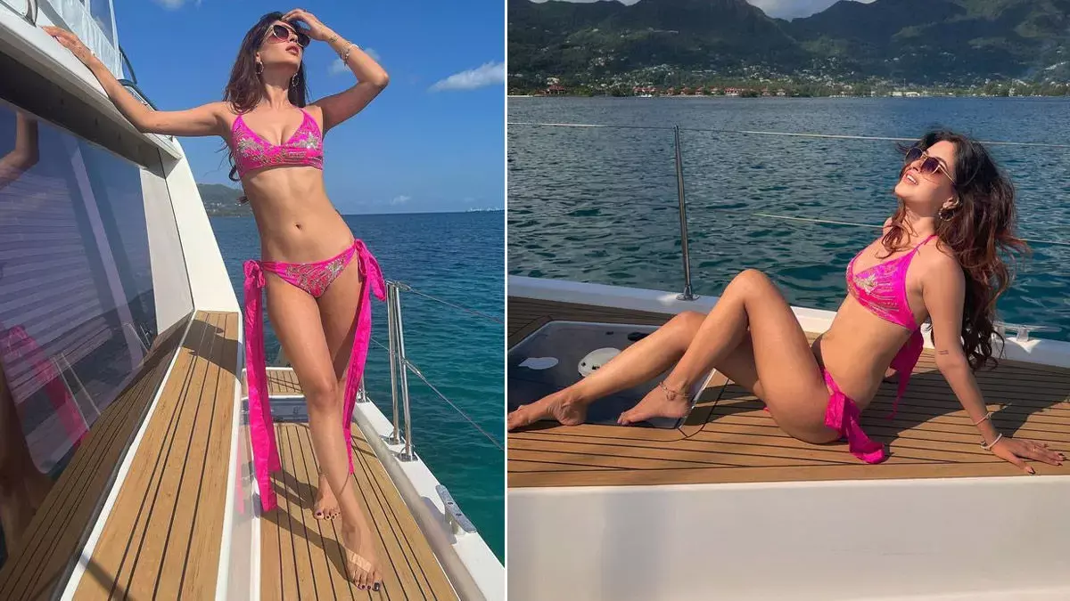 Karishma Sharma Sexy Video: करिश्मा शर्मा ने पिंक बिकनी पहन फ्लॉन्ट किसा सेक्सी फिगर, बोल्डनेस ने यूजर्स के उड़ाए होश Karishma Sharma Sexy Video: करिश्मा शर्मा ने पिंक बिकनी पहन फ्लॉन्ट किसा सेक्सी फिगर, बोल्डनेस ने यूजर्स के उड़ाए होश