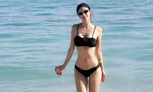 Mouni Roy Sexy Video: Mouni Roy ने ब्लैक बिकनी पहन समंदर किनारे छलकाया जाम, एक्ट्रेस की हॉटनेस ने यूजर्स का किया हाल बेहाल Mouni Roy Sexy Video: Mouni Roy ने ब्लैक बिकनी पहन समंदर किनारे छलकाया जाम, एक्ट्रेस की हॉटनेस ने यूजर्स का किया हाल बेहाल