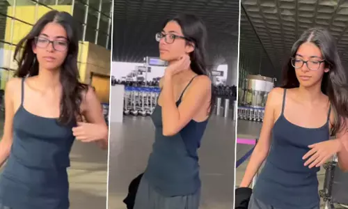 Samaira Kapoor Video: एयरपोर्ट पर स्पॉट हुईं Karishma Kapoor की बेटी समायरा कपूर, लोगों को दिखी यंग करिश्मा की छवि Samaira Kapoor Video: एयरपोर्ट पर स्पॉट हुईं Karishma Kapoor की बेटी समायरा कपूर, लोगों को दिखी यंग करिश्मा की छवि