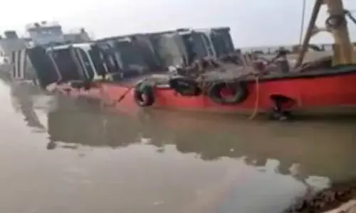 बिहार: कटिहार में बड़ा हादसा, मालवाहक जहाज डूबा कई ट्रक और दो लोग भी डूबे