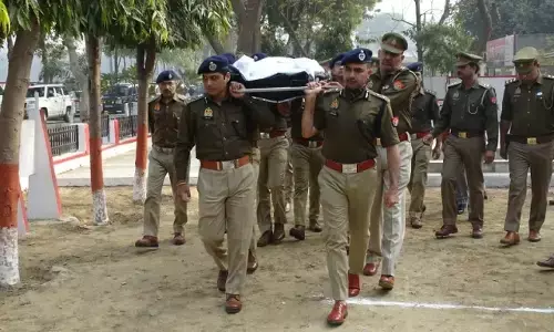 गाजियाबाद में दो उपनिरीक्षकों की हार्टअटैक से मौत, कमिश्नर ने कंधा देकर शव को घर भिजवाया गाजियाबाद में दो उपनिरीक्षकों की हार्टअटैक से मौत, कमिश्नर ने कंधा देकर शव को घर भिजवाया