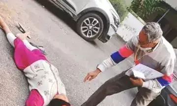 BRD मेडिकल कॉलेज के रिटायर्ड प्रोफेसर से खाली कराया सरकारी आवास, जमीन पर लेट गई प्रोफेसर की पत्नी