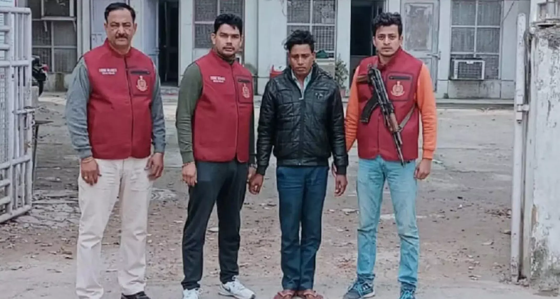 Bihar Poisonous Liquor: बिहार में जहरीली शराब का मास्टरमाइंड दिल्ली से गिरफ्तार, क्राइम ब्रांच ने दबोचा Bihar Poisonous Liquor: बिहार में जहरीली शराब का मास्टरमाइंड दिल्ली से गिरफ्तार, क्राइम ब्रांच ने दबोचा