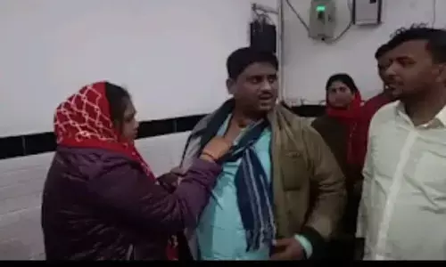 प्रेमिका से इश्क फरमाते दरोगा पति को पत्नी ने पकड़ा, हुई पिटाई प्रेमिका से इश्क फरमाते दरोगा पति को पत्नी ने पकड़ा, हुई पिटाई