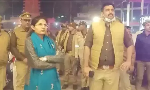 नव वर्ष को देखते हुए शासन के निर्देश पर जिला प्रशासन सख्त , डीएम एसपी ने जा पहुंचे अचानक बाजार में और फिर .... नव वर्ष को देखते हुए शासन के निर्देश पर जिला प्रशासन सख्त , डीएम एसपी ने जा पहुंचे अचानक बाजार में और फिर ....