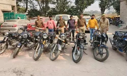 चोरी की मोटर साइकिल चोरों समेत