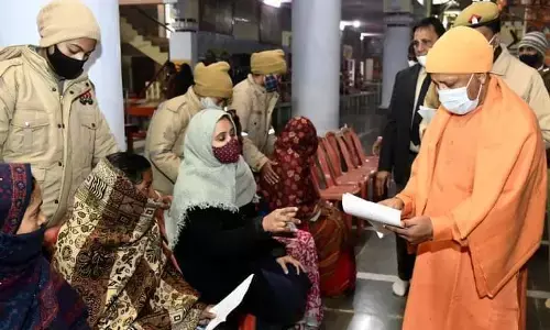 300 फरियादियों की समस्याओं को सुनकर नए साल की शुरुआत की मुख्यमंत्री योगी आदित्यनाथ ने 300 फरियादियों की समस्याओं को सुनकर नए साल की शुरुआत की मुख्यमंत्री योगी आदित्यनाथ ने