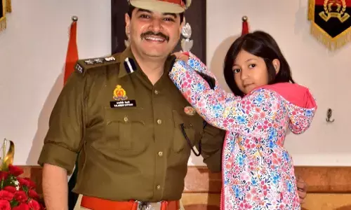 जब बेटी ने आईपीएस कलानिधि नैथानी के प्रमोशन पाने पर लगाये स्टार! जब बेटी ने आईपीएस कलानिधि नैथानी के प्रमोशन पाने पर लगाये स्टार!