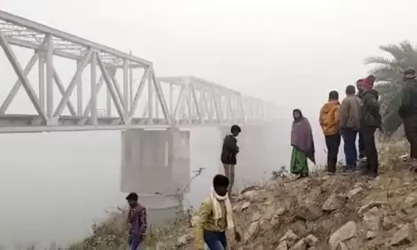 मंदिर में पूजा करने जा रहे थे तीन दोस्त, तभी यकायक रेलवे पुल पर आ गई ट्रेन और फिर सब कुछ हुआ खत्म, नई साल पर घर में मचा कोहराम मंदिर में पूजा करने जा रहे थे तीन दोस्त, तभी यकायक रेलवे पुल पर आ गई ट्रेन और फिर सब कुछ हुआ खत्म, नई साल पर घर में मचा कोहराम